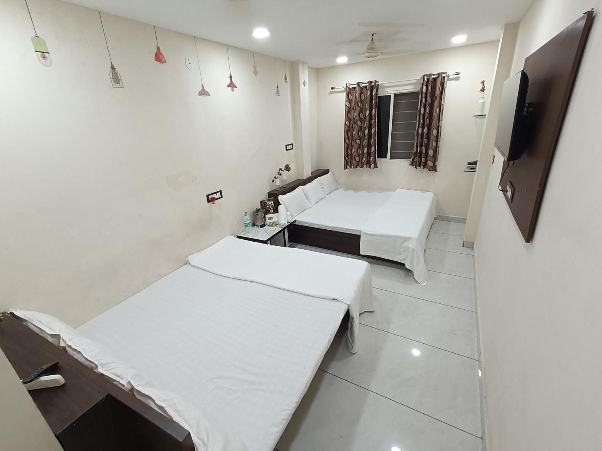 Treebo Yatri Grah Kshipra T Hotel 乌贾因 外观 照片
