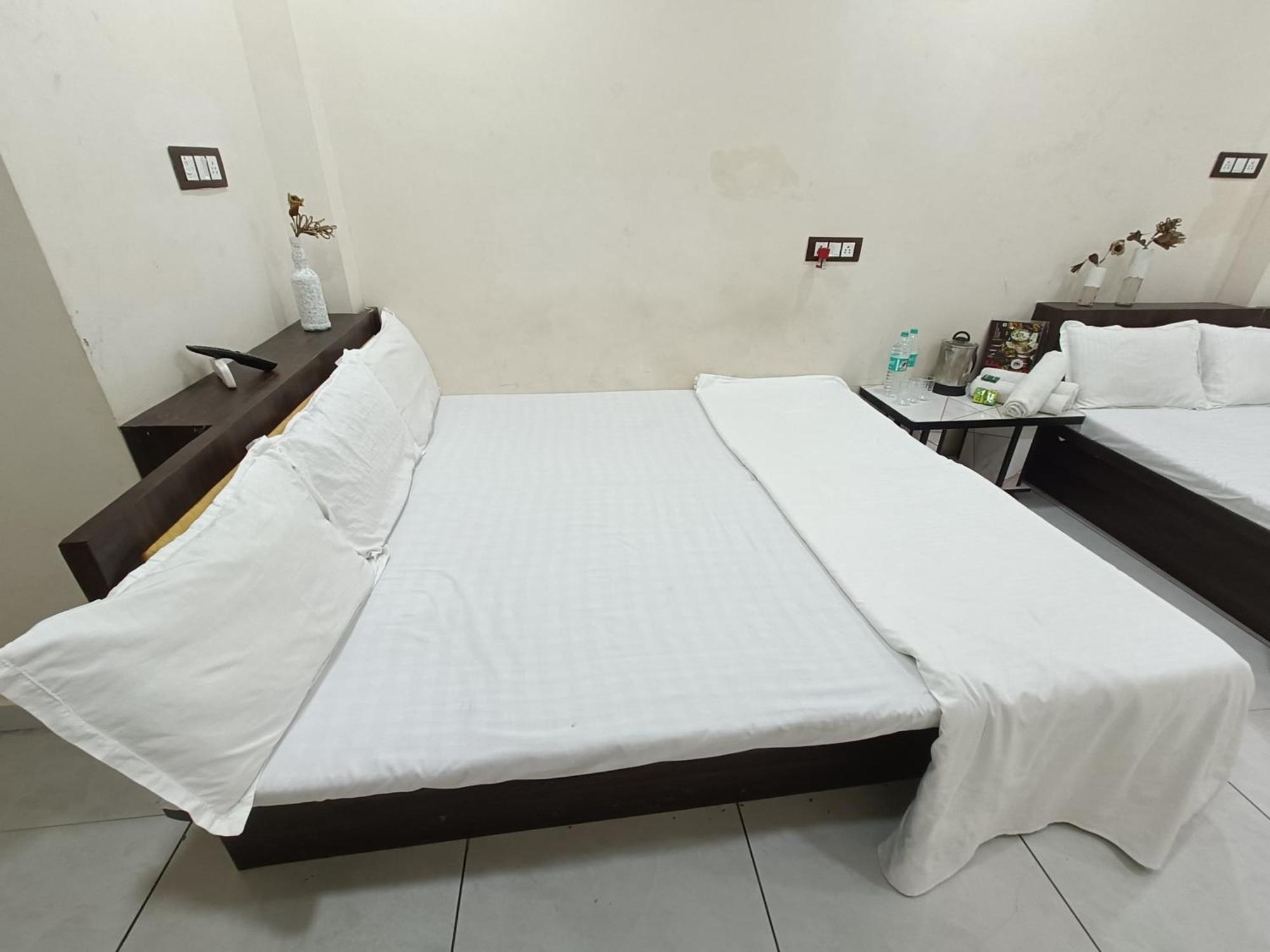 Treebo Yatri Grah Kshipra T Hotel 乌贾因 外观 照片