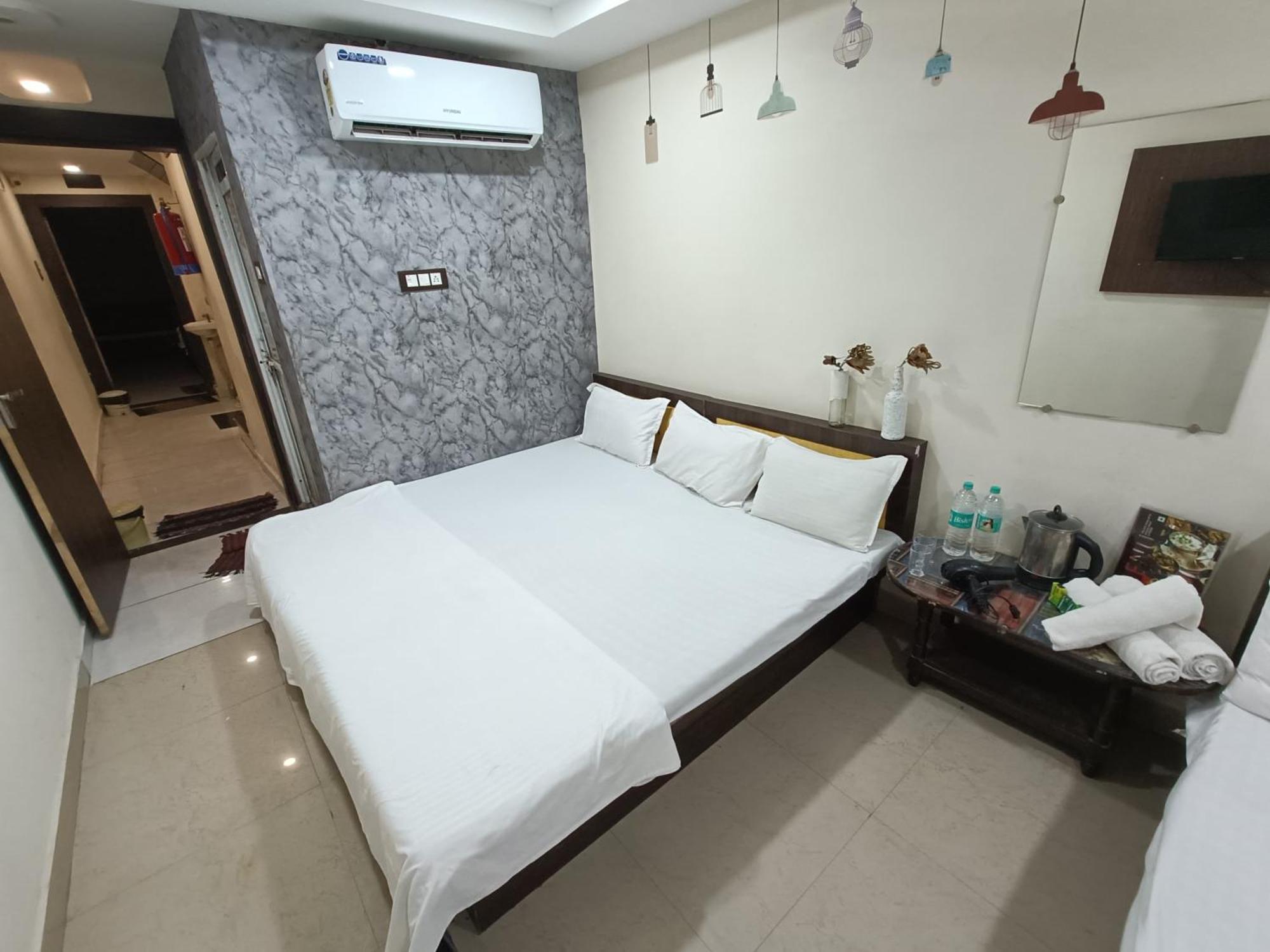 Treebo Yatri Grah Kshipra T Hotel 乌贾因 外观 照片