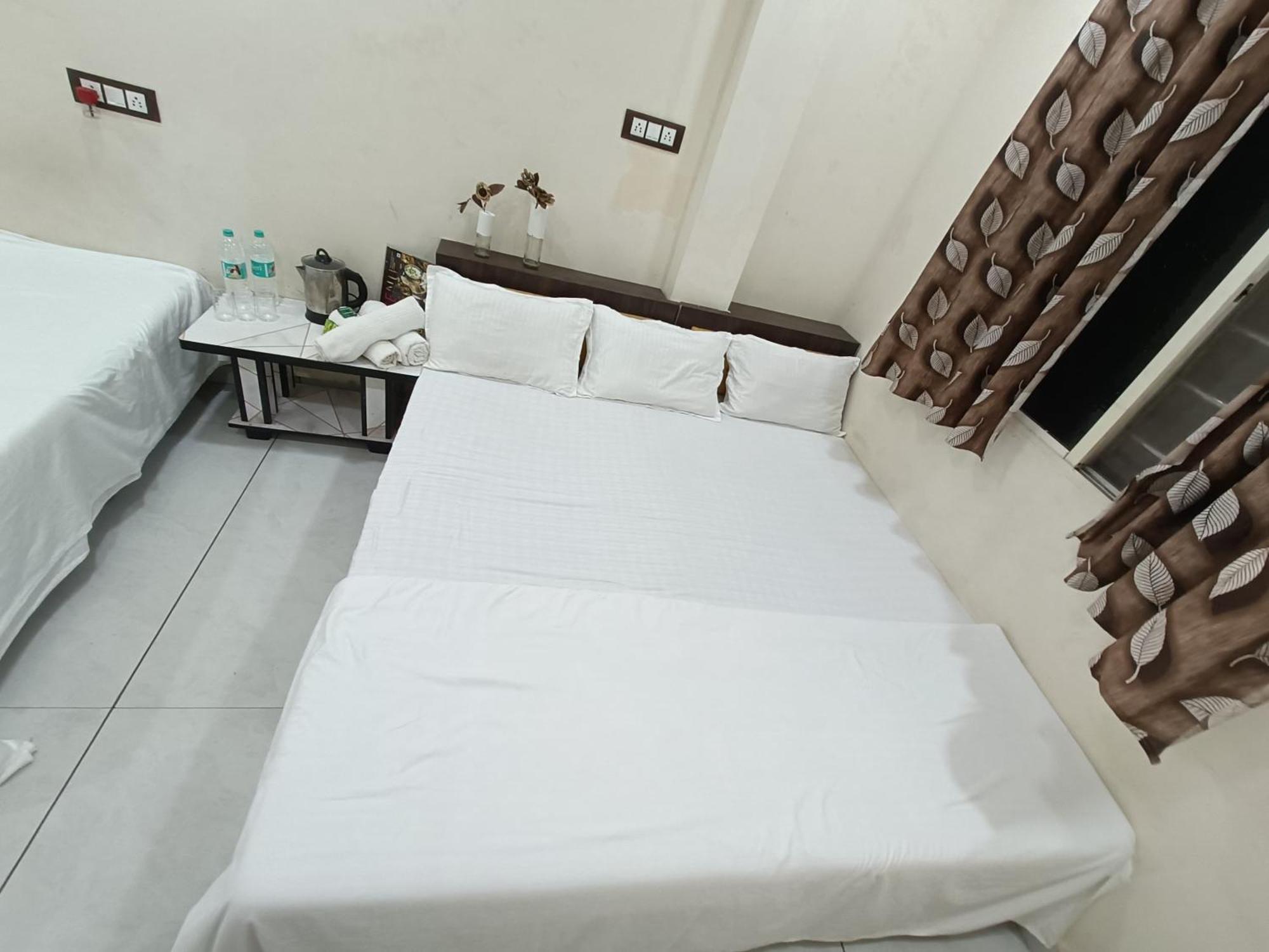Treebo Yatri Grah Kshipra T Hotel 乌贾因 外观 照片