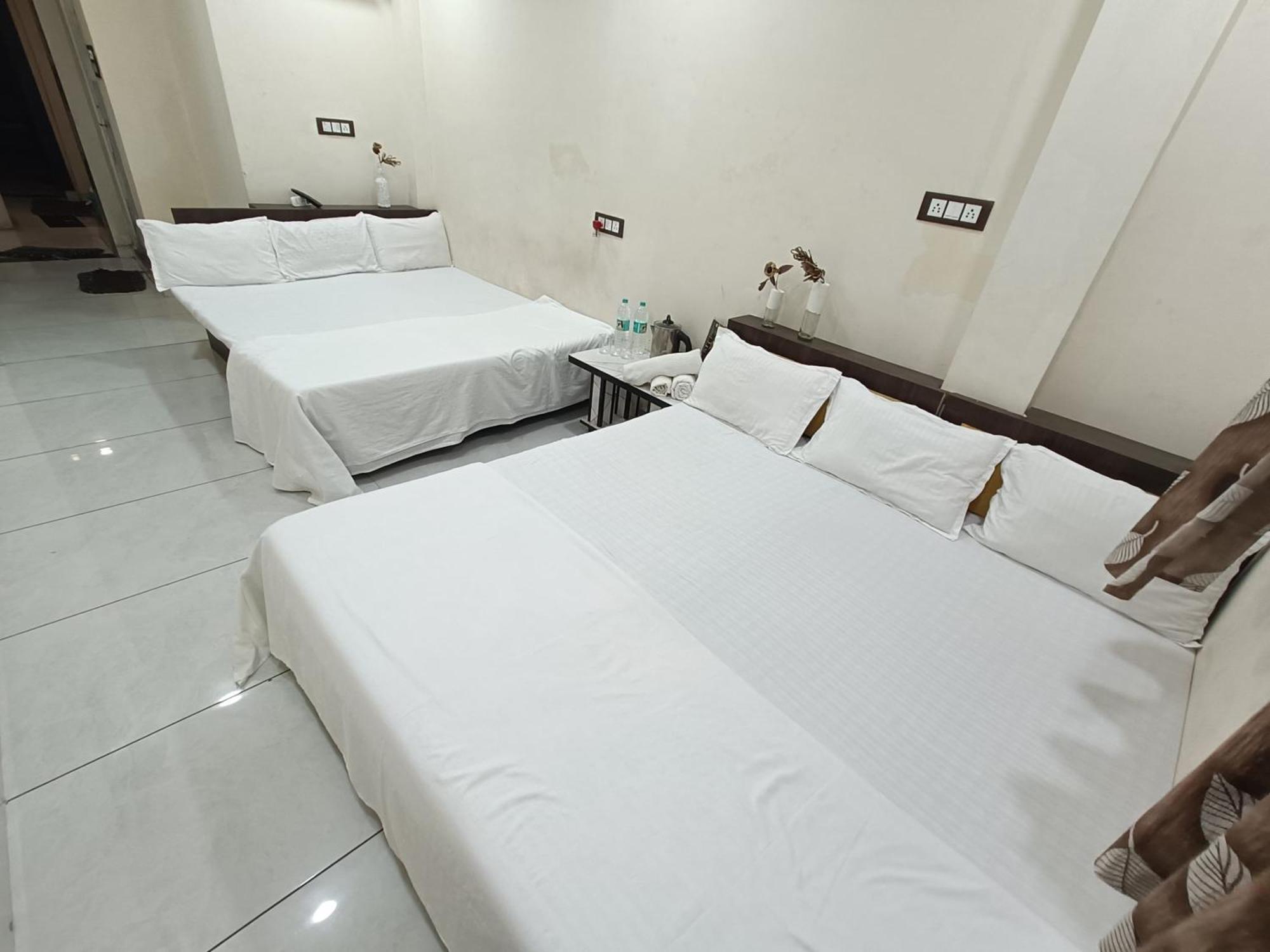 Treebo Yatri Grah Kshipra T Hotel 乌贾因 外观 照片