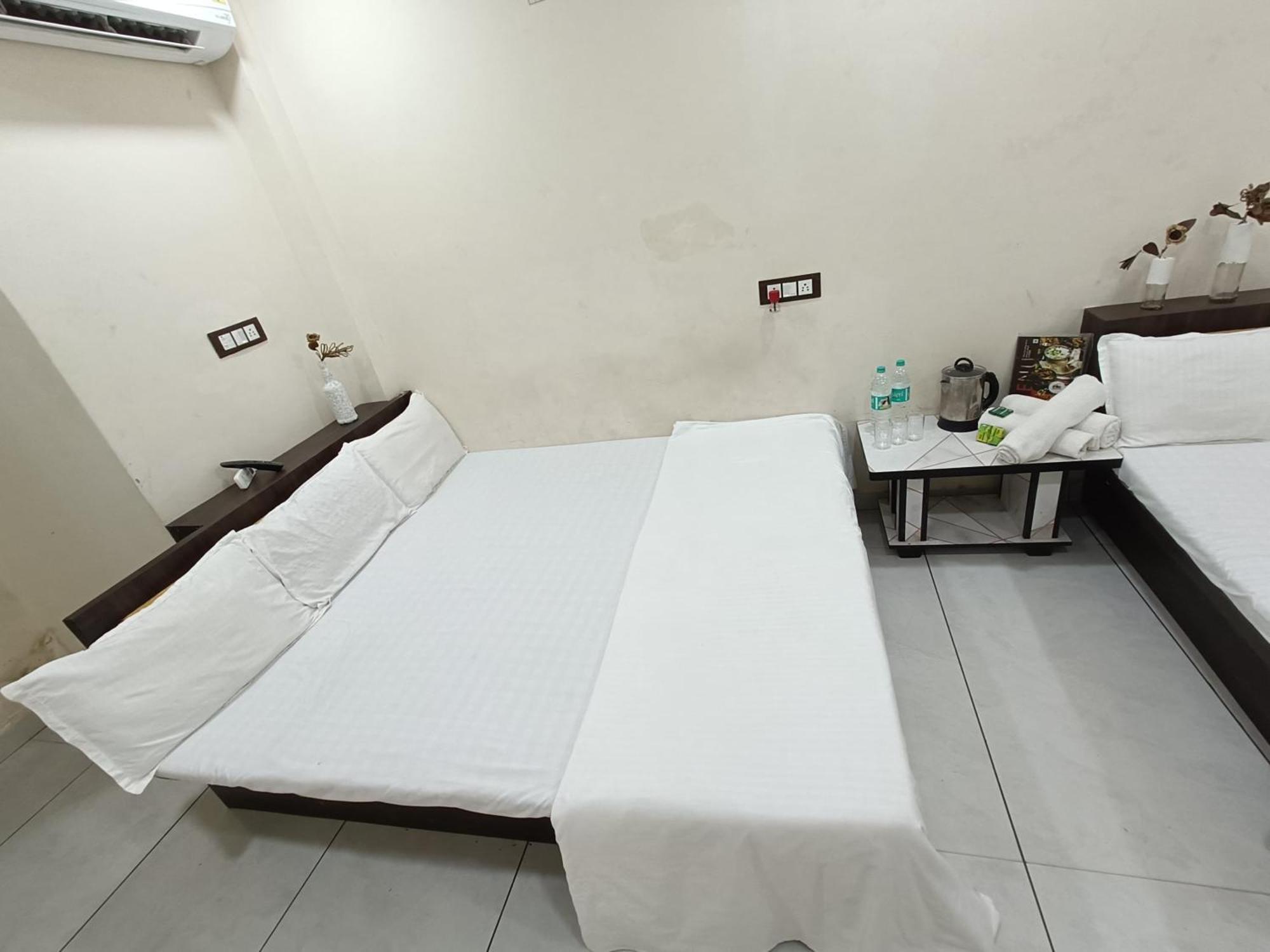 Treebo Yatri Grah Kshipra T Hotel 乌贾因 外观 照片