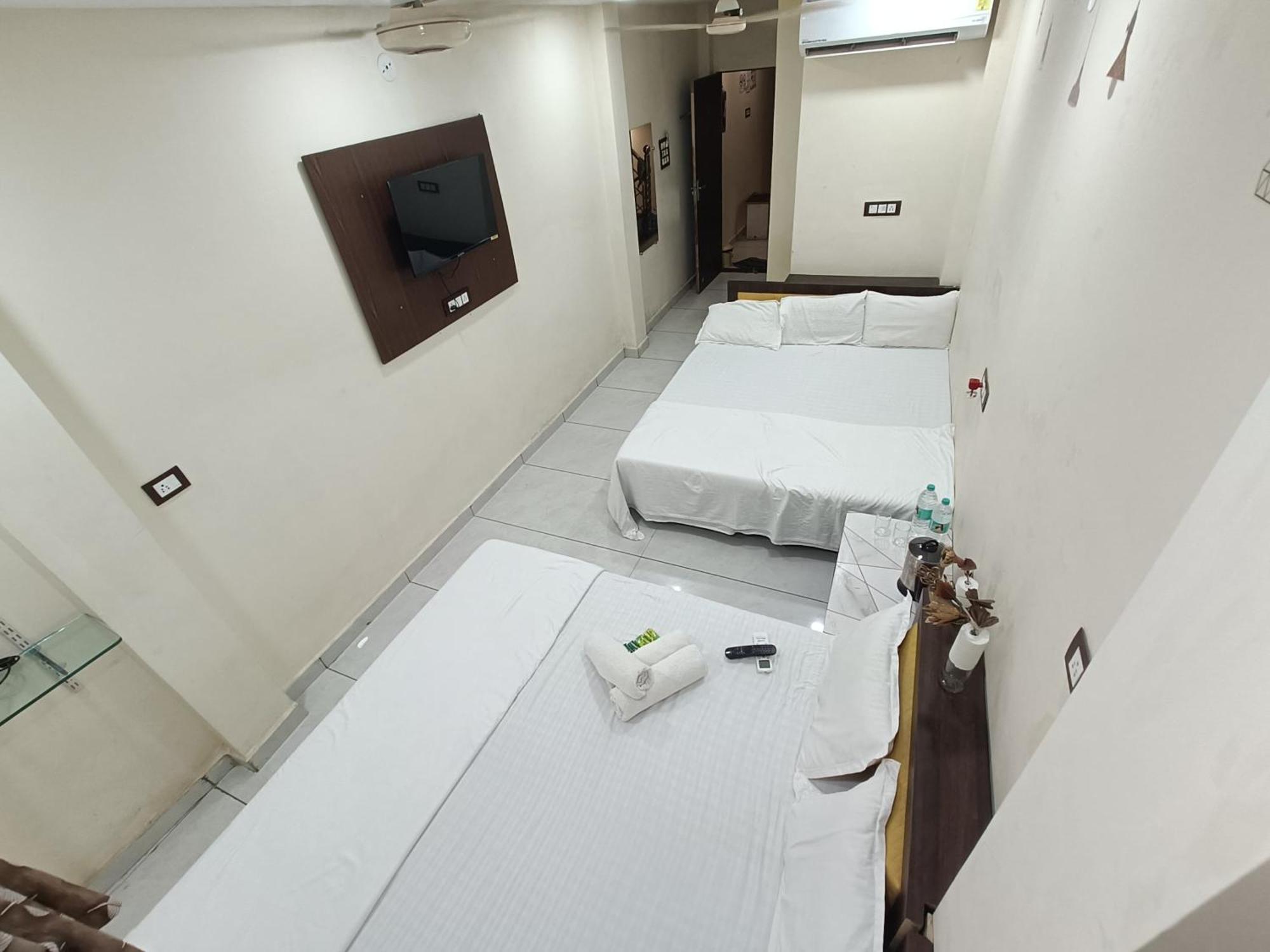 Treebo Yatri Grah Kshipra T Hotel 乌贾因 外观 照片