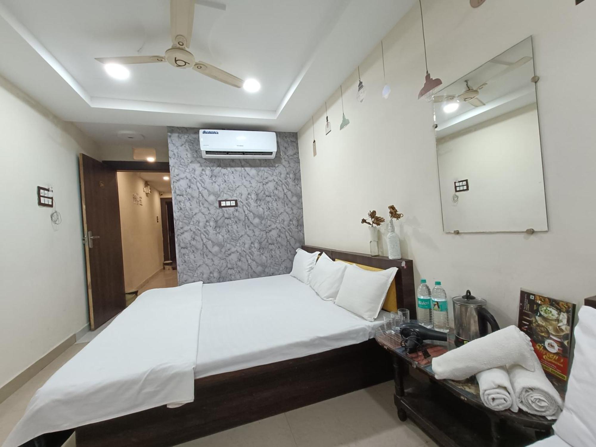 Treebo Yatri Grah Kshipra T Hotel 乌贾因 外观 照片