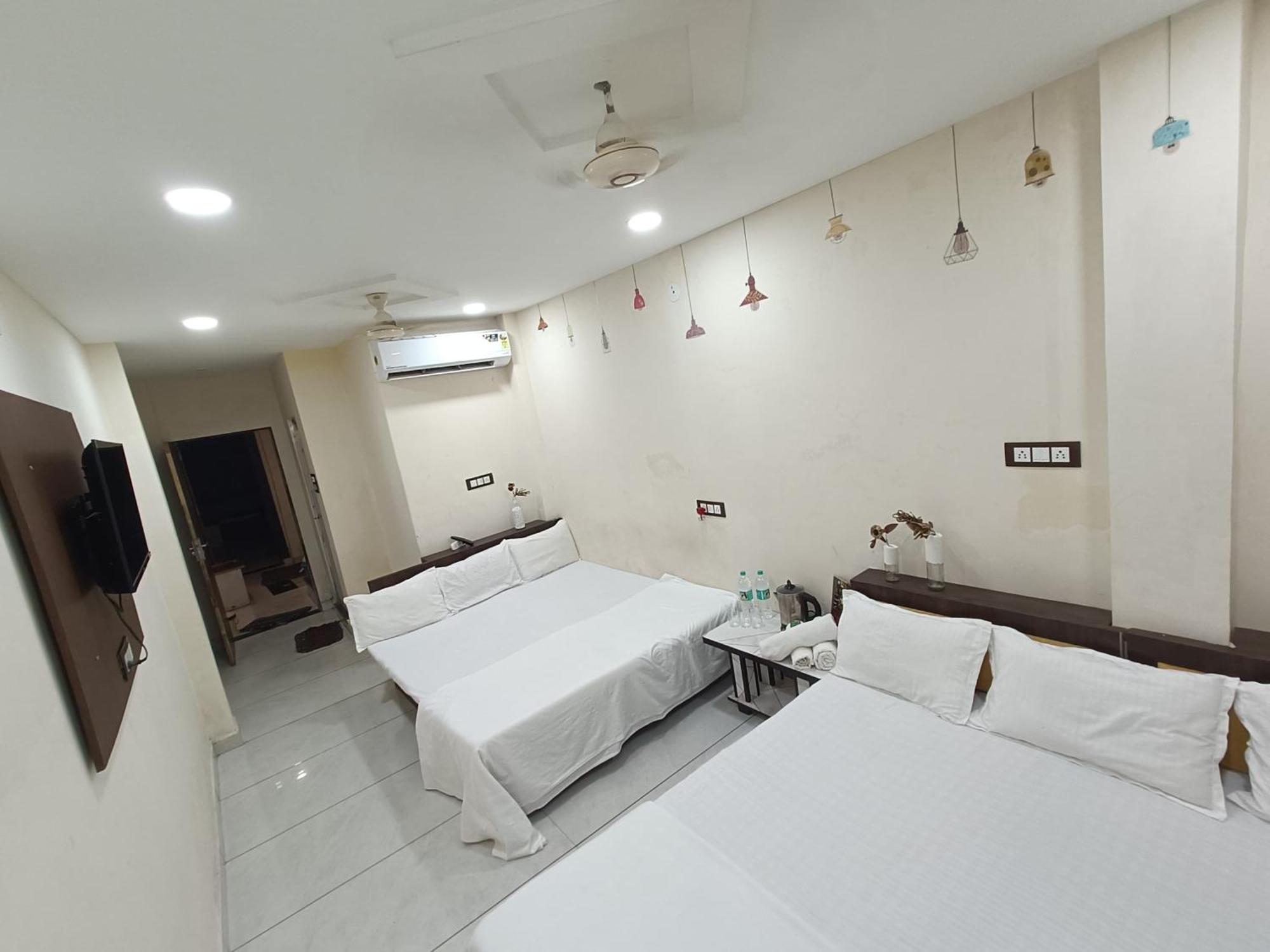 Treebo Yatri Grah Kshipra T Hotel 乌贾因 外观 照片