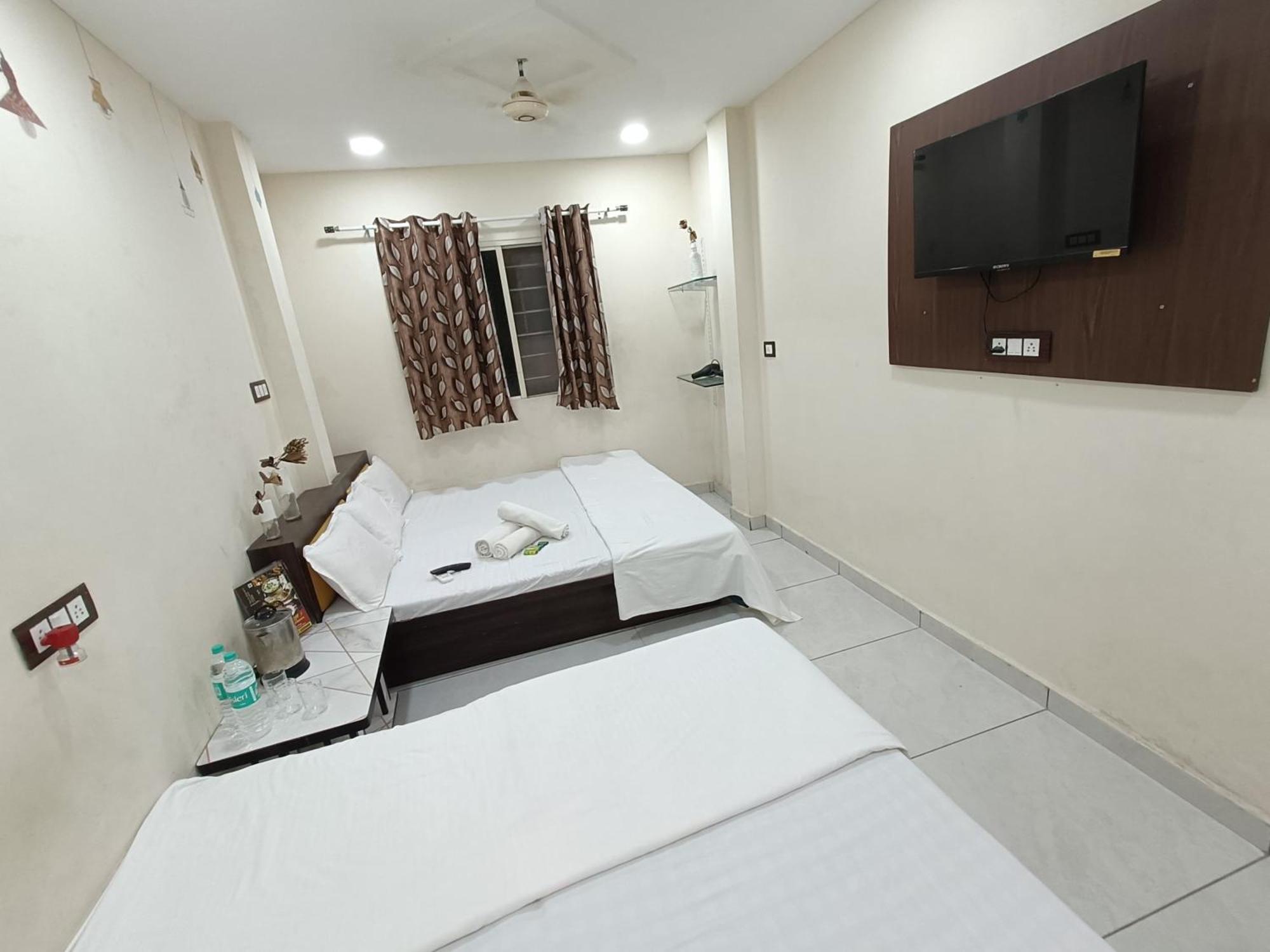 Treebo Yatri Grah Kshipra T Hotel 乌贾因 外观 照片