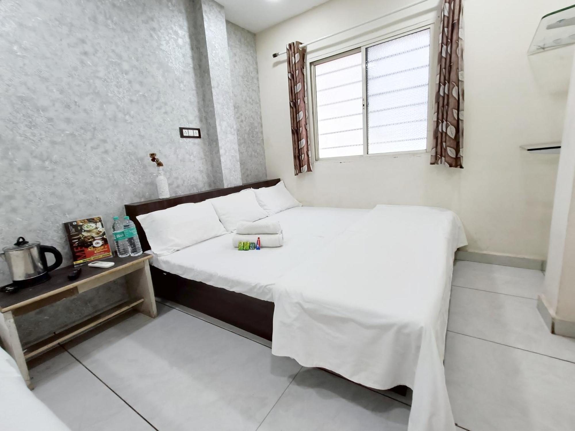 Treebo Yatri Grah Kshipra T Hotel 乌贾因 外观 照片